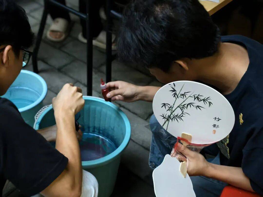 、梦幻月球灯……这场暖心社区活动绝了!瓦力游戏app漆扇DIY、苗银冰箱贴(图2) 、梦幻月球灯……这场暖心社区活动绝了!瓦力游戏app漆扇DIY、苗银冰箱贴(图2)