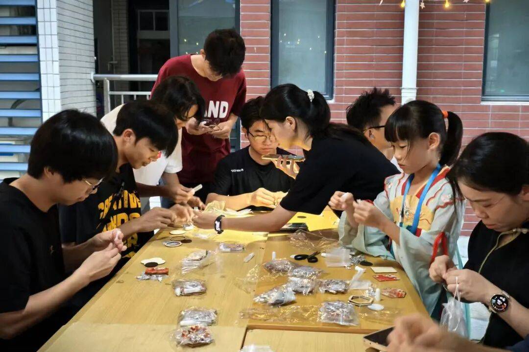 、梦幻月球灯……这场暖心社区活动绝了!瓦力游戏app漆扇DIY、苗银冰箱贴(图6) 、梦幻月球灯……这场暖心社区活动绝了!瓦力游戏app漆扇DIY、苗银冰箱贴(图6)