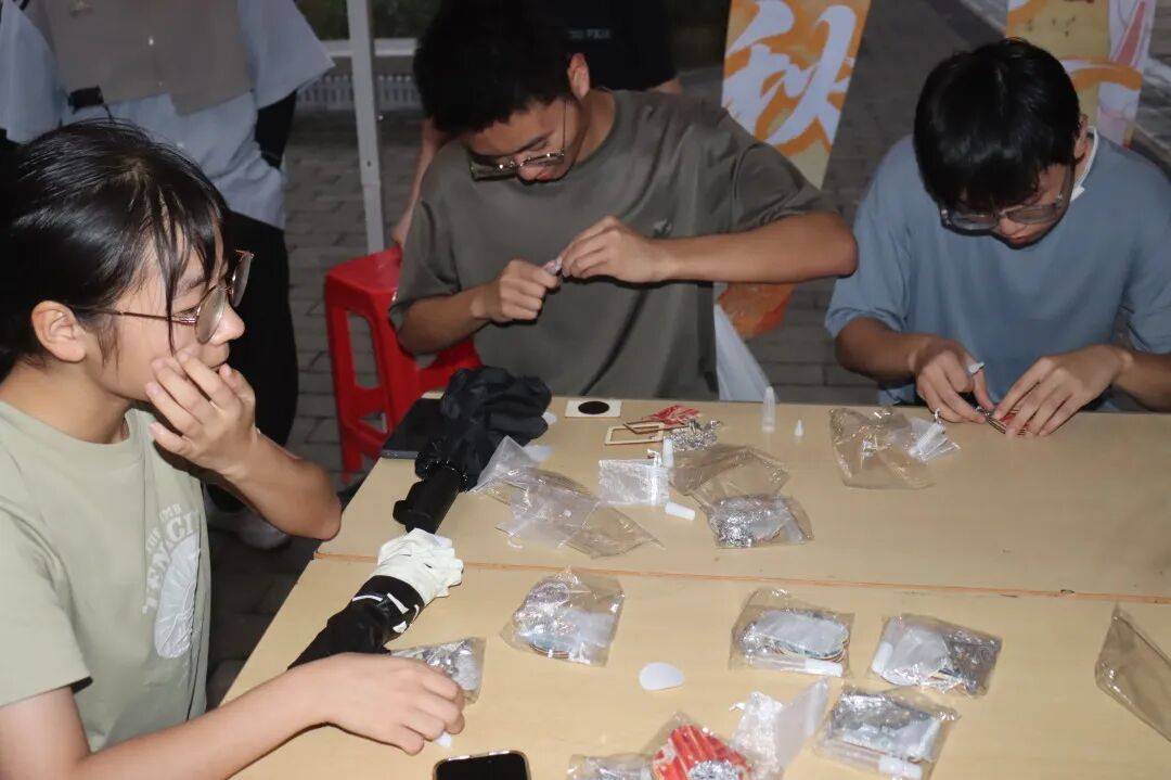 、梦幻月球灯……这场暖心社区活动绝了!瓦力游戏app漆扇DIY、苗银冰箱贴(图4) 、梦幻月球灯……这场暖心社区活动绝了!瓦力游戏app漆扇DIY、苗银冰箱贴(图4)