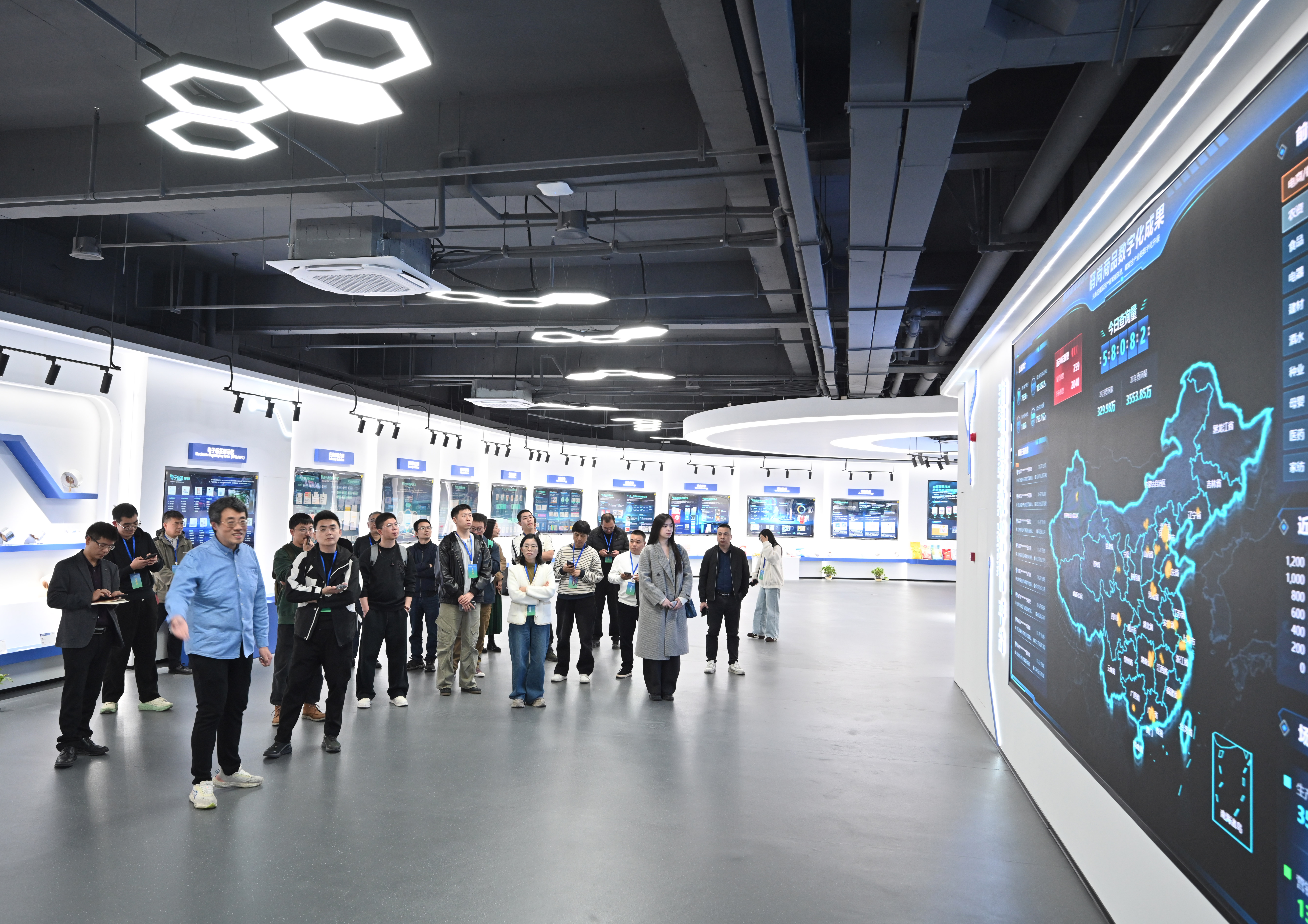 以撬动温州苍南百亿产业瓦利棋牌小小二维码 何(图3)