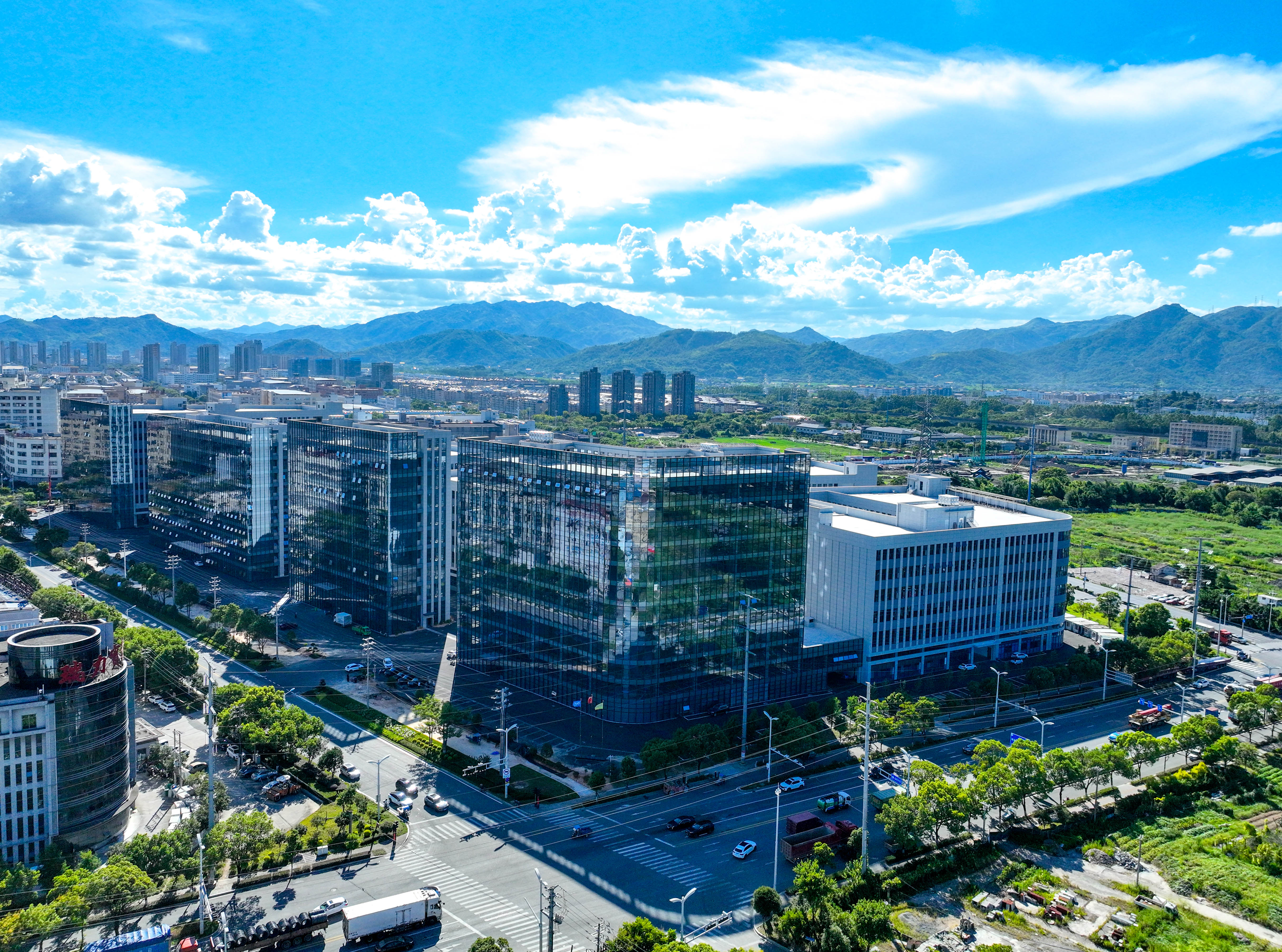 以撬动温州苍南百亿产业瓦利棋牌小小二维码 何(图2)